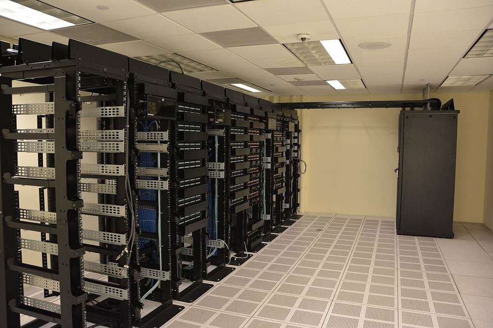 Ma'lumot markazi serverlari. AXON kabi algoritmlar shunday serverlarda har kuni trillionlab hodisani qayta ishlaydi.