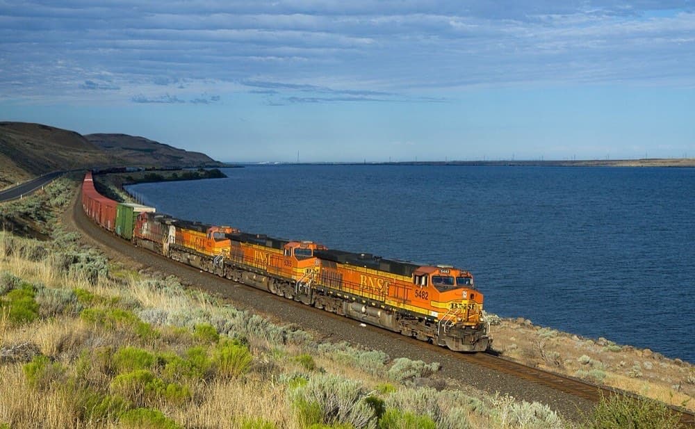 BNSF yuk poyezdi. Berkshire bu temir yo'lni 2009–2010-yillarda, moliyaviy inqiroz paytida sotib olgan.