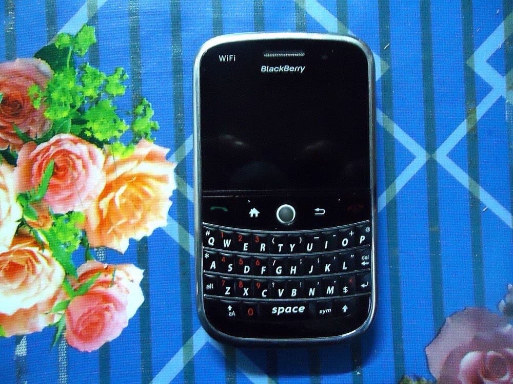 BlackBerry Bold 9000 (2008) — kompaniyaning cho'qqi davridagi flagman telefoni, mashhur jismoniy klaviaturasi bilan.