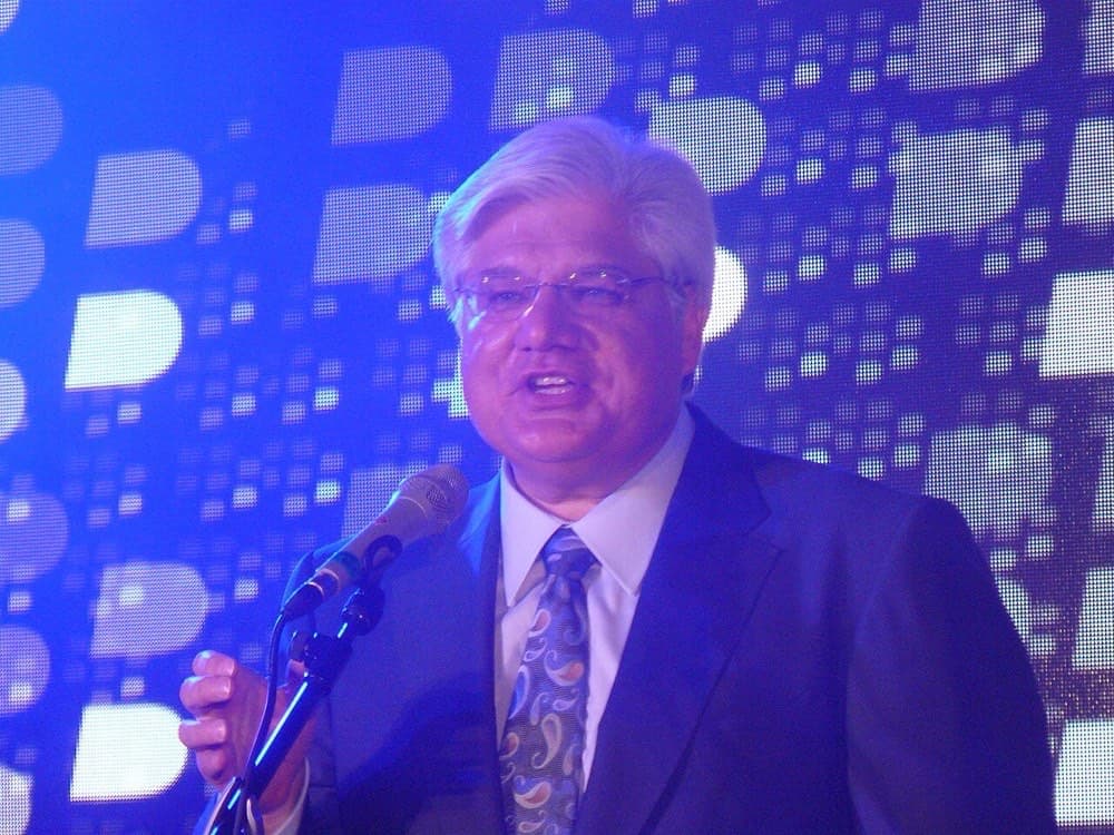 Mike Lazaridis — RIM asoschisi va BlackBerry ixtirochisi, BlackBerry Bold taqdimotida.