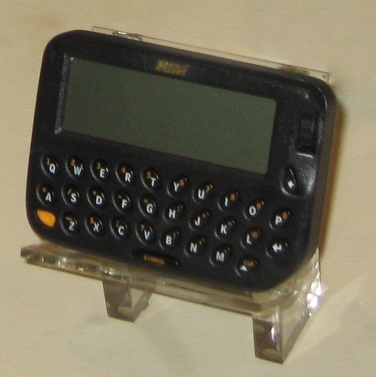 Dastlabki BlackBerry qurilmalaridan biri. U telefon emas, elektron pochta uchun mo'ljallangan cho'ntak qurilmasi edi.