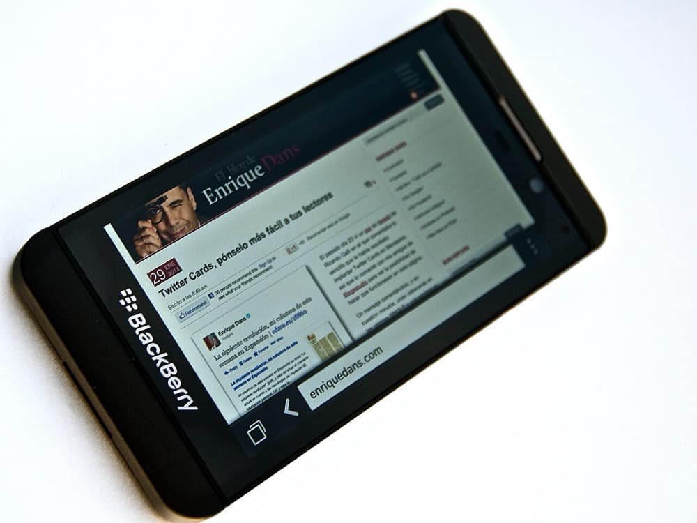 BlackBerry Z10 (2013) — kompaniyaning birinchi to'liq sensorli flagmani. Yaxshi telefon edi, lekin juda kech keldi.