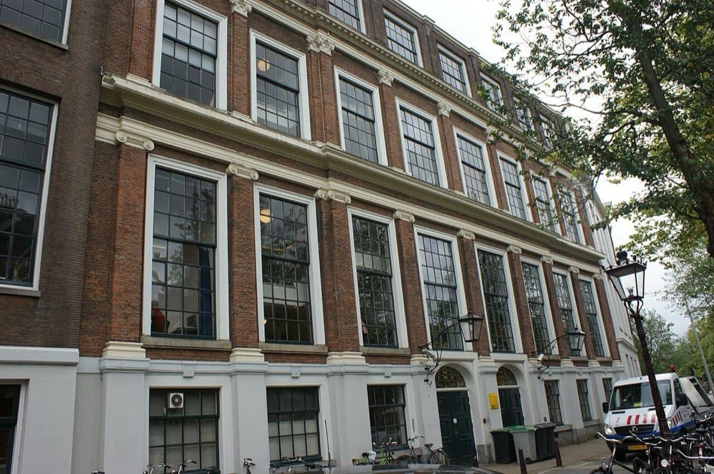 Amsterdam kanallari bo'yidagi binolar. Booking.com Amsterdamda tug'ilgan va hamon shu yerda joylashgan.