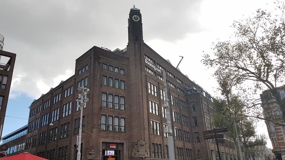 Booking.com ofisi Amsterdamning Rembrandtplein maydonida. Kompaniya hamon Amsterdamda joylashgan.