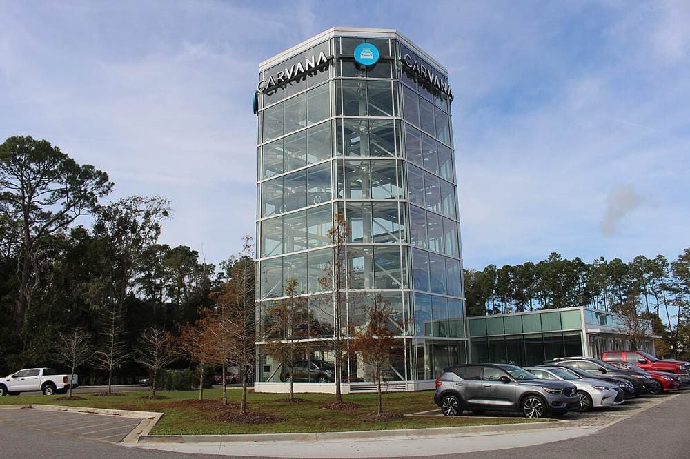 Carvana'ning Jeksonvildagi (Florida) minorasi. Pandemiya yillarida kompaniya bunday binolarni AQSh bo'ylab tez qurgan.