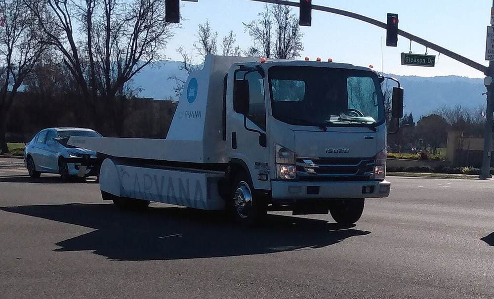 Carvana yetkazib berish yuk mashinasi. Kompaniya mashinani xaridorning uyigacha olib borishni o'z biznes modelining markaziga qo'ygan.