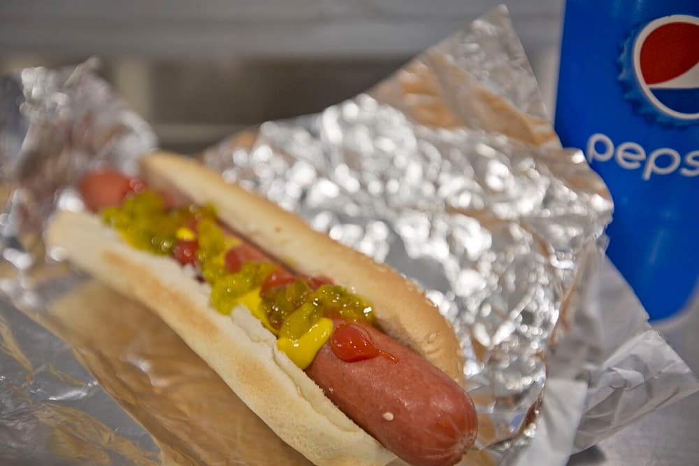 Costco food courti. Hot-dog va ichimlik to'plami 1985-yildan beri $1.50 turadi.