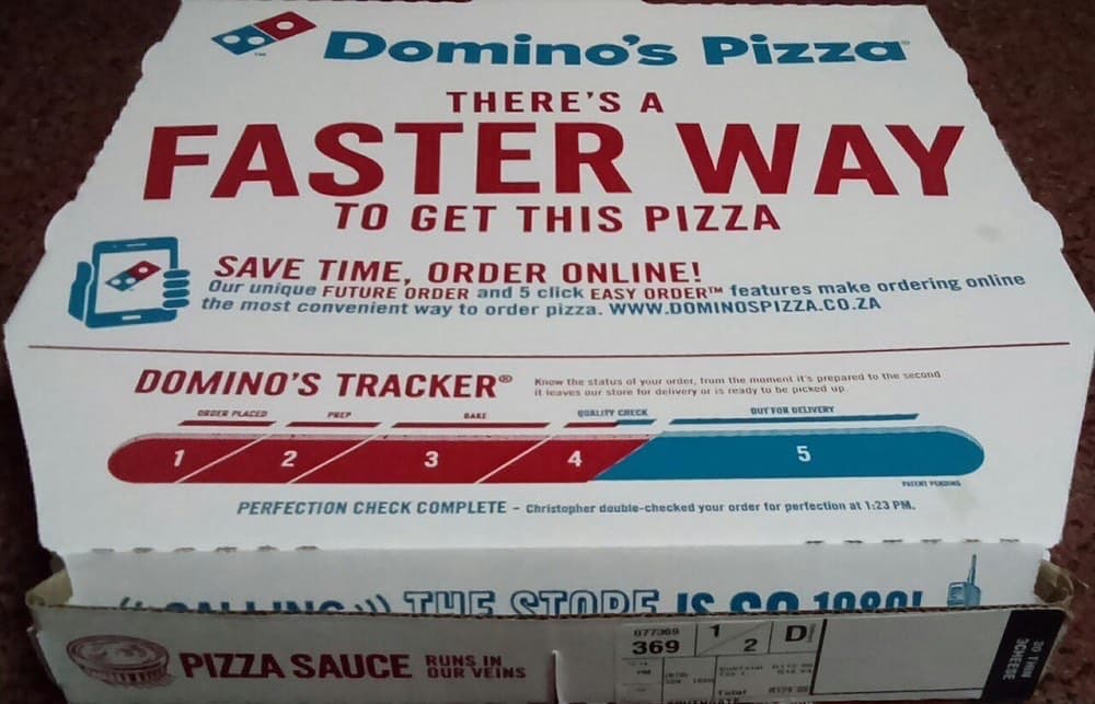 Domino's pitsa qutisi. 2009–2010 yillarda kompaniya retseptni noldan o'zgartirgan.