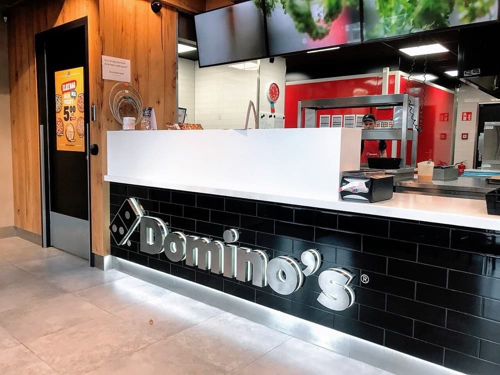 Domino's do'koni (Niderlandiya). Kompaniya 80 dan ortiq mamlakatda franshiza tizimi orqali ishlaydi.