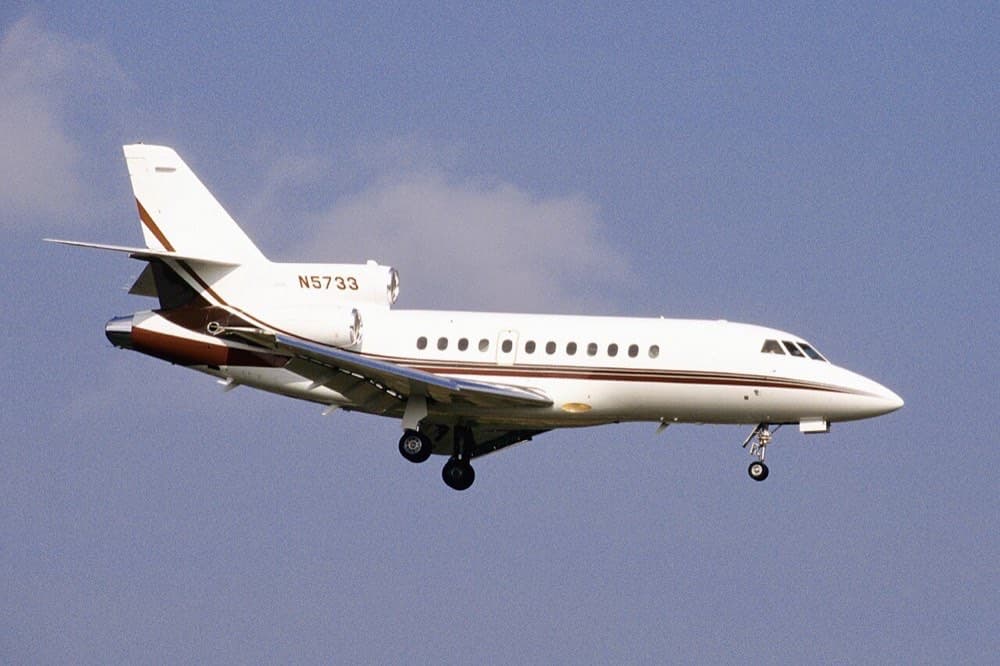 Enron korporatsiyasining Dassault Falcon 900 biznes samolyoti. Kompaniya cho'qqisida o'z samolyotlar parkiga ega edi.