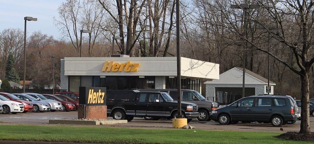 Hertz avtomobil ijarasi ofisi, Michigan. Kompaniya yuz yildan ortiq AQSh yo'llarida.