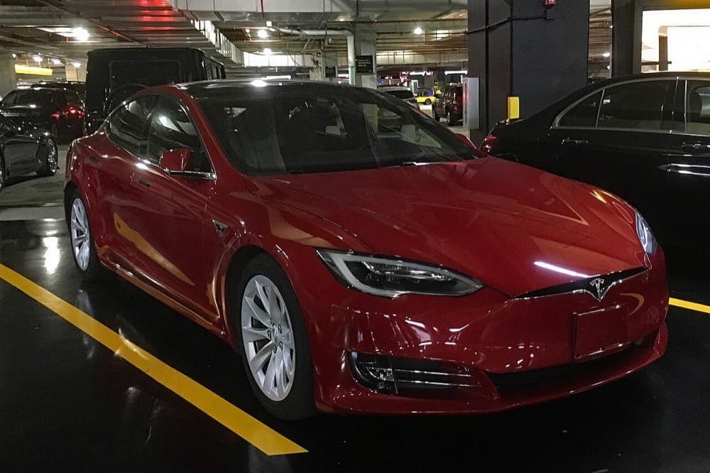 Mayami aeroportidagi Hertz Tesla'si. 2021-yilgi 100 000 ta elektromobil buyurtmasi keyinchalik qimmatga tushdi.