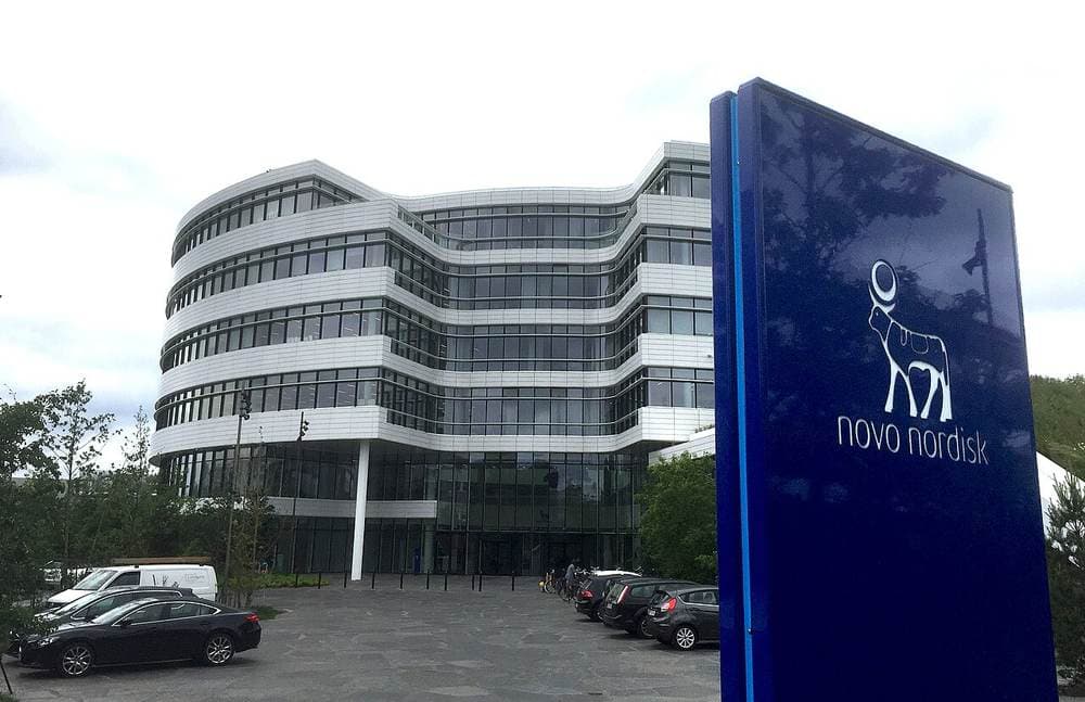 Novo Nordisk'ning Daniyadagi bosh ofisi. Hims bilan hamkorlik 2025-yil aprelida boshlanib, iyunda bekor qilindi.