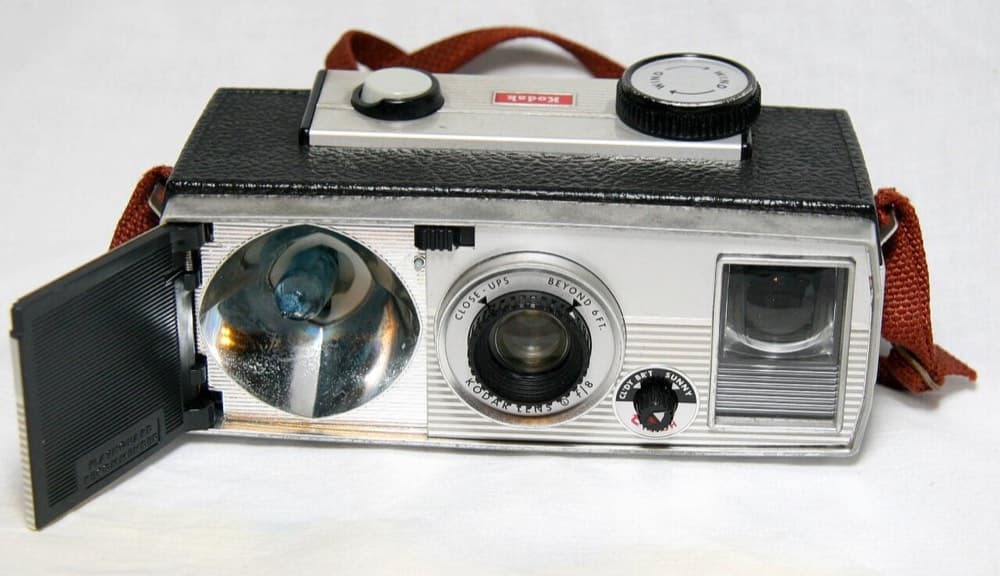 Kodak Brownie oilasidan bir kamera (1961). Brownie seriyasi 1900-yilda bir dollarlik kamera sifatida boshlangan va millionlab oilalarga suratga tushishni olib kirgan.