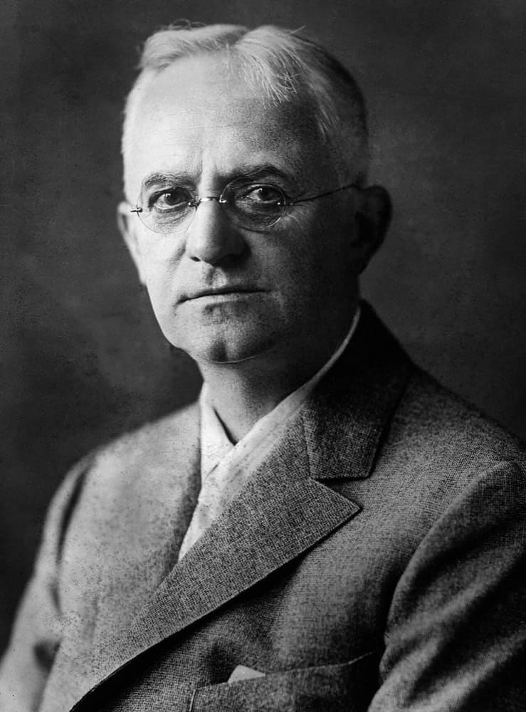 George Eastman — Kodak asoschisi. U suratga tushishni mutaxassislar ishidan hamma uchun oddiy ishga aylantirdi.