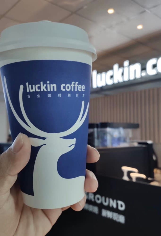 Luckin Coffee qahvasi — kompaniya arzon narx, kuponlar va faqat mobil ilova orqali buyurtma bilan tez o'sgan.
