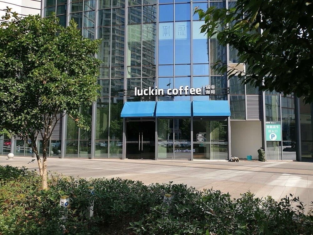 Luckin Coffee do'koni (Suzhou). Firibgarlikdan keyin kompaniya Xitoydagi eng katta qahva tarmog'iga aylandi.