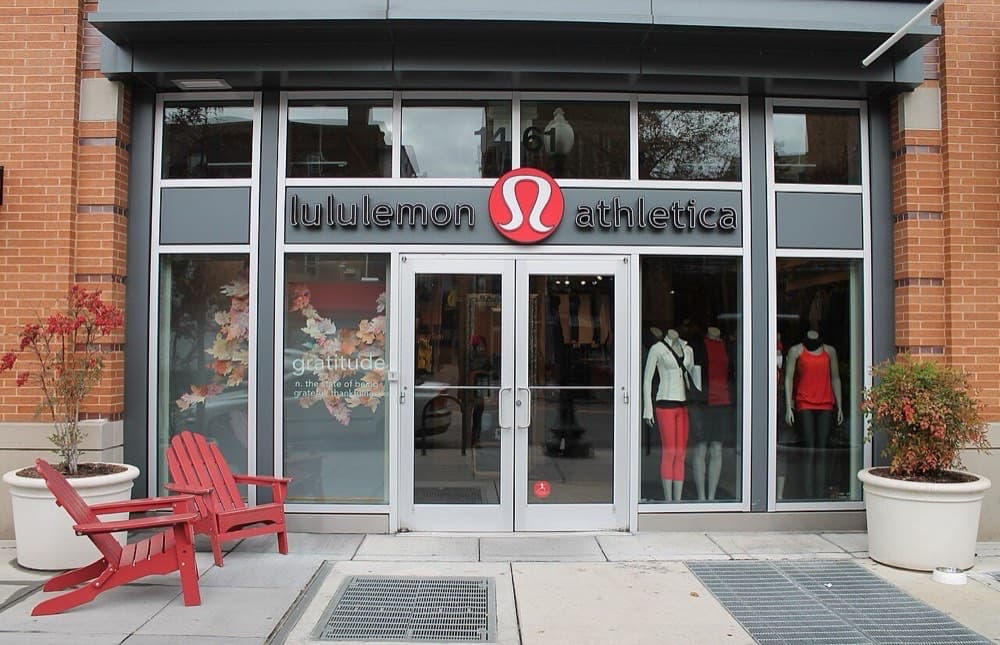 Vashingtondagi Lululemon do'koni vitrinasi (2012). Bir yil o'tib kompaniya shaffof shimlar janjaliga duch keldi.