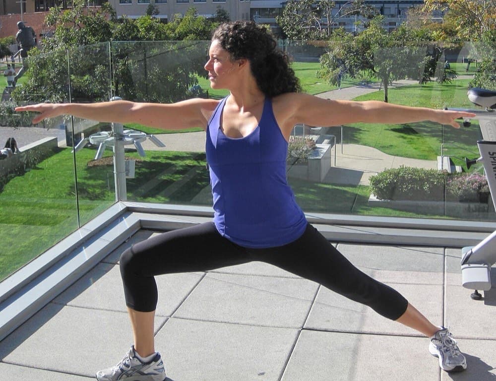 Lululemon kiyimidagi yoga mashg'uloti. Brend yoga murabbiylarini "elchi"ga aylantirib, reklamasiz tarqaldi.