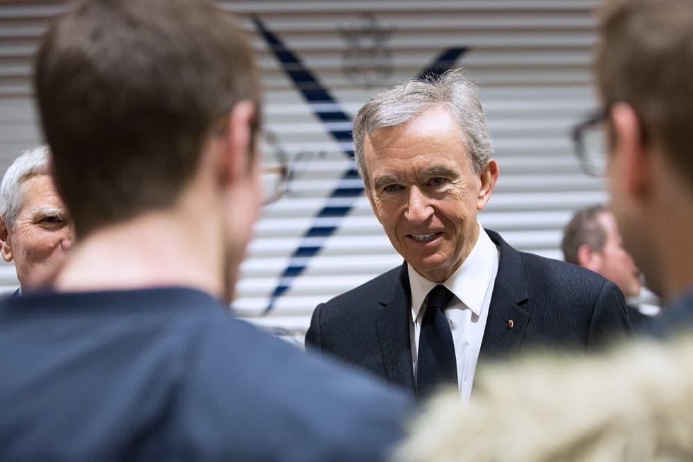 Bernard Arnault École Polytechnique'dagi ma'ruzada (2017). U muhandis sifatida o'qigan va oilaviy qurilish biznesidan boshlagan.