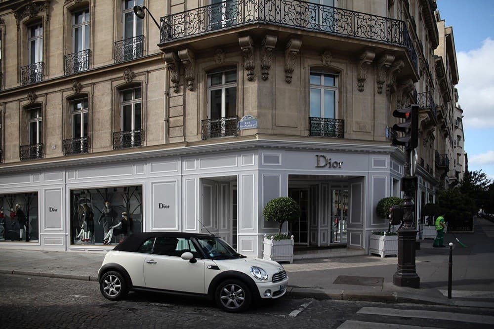 Christian Dior'ning Parijdagi 30 Avenue Montaigne binosi. Arnault Dior'ni bankrot Boussac guruhi ichida qo'lga kiritgan.
