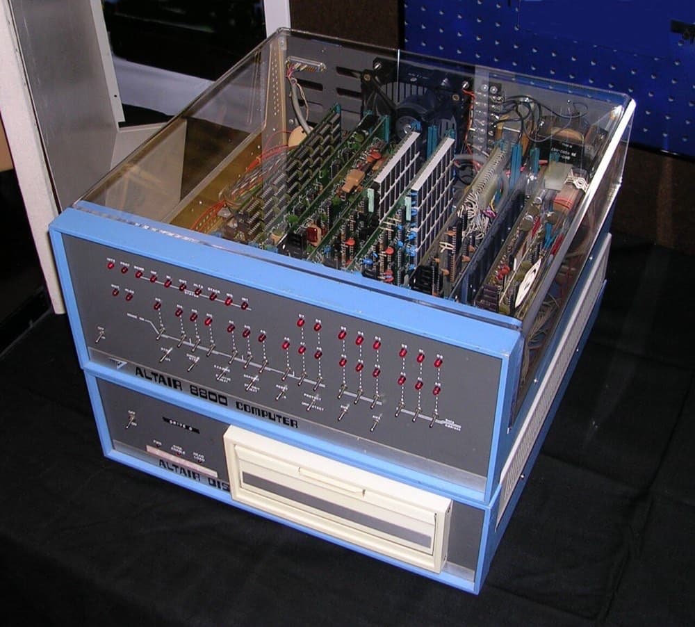 Altair 8800 — Microsoft'ning birinchi mahsuloti, BASIC dasturi aynan shu kompyuter uchun yozilgan.