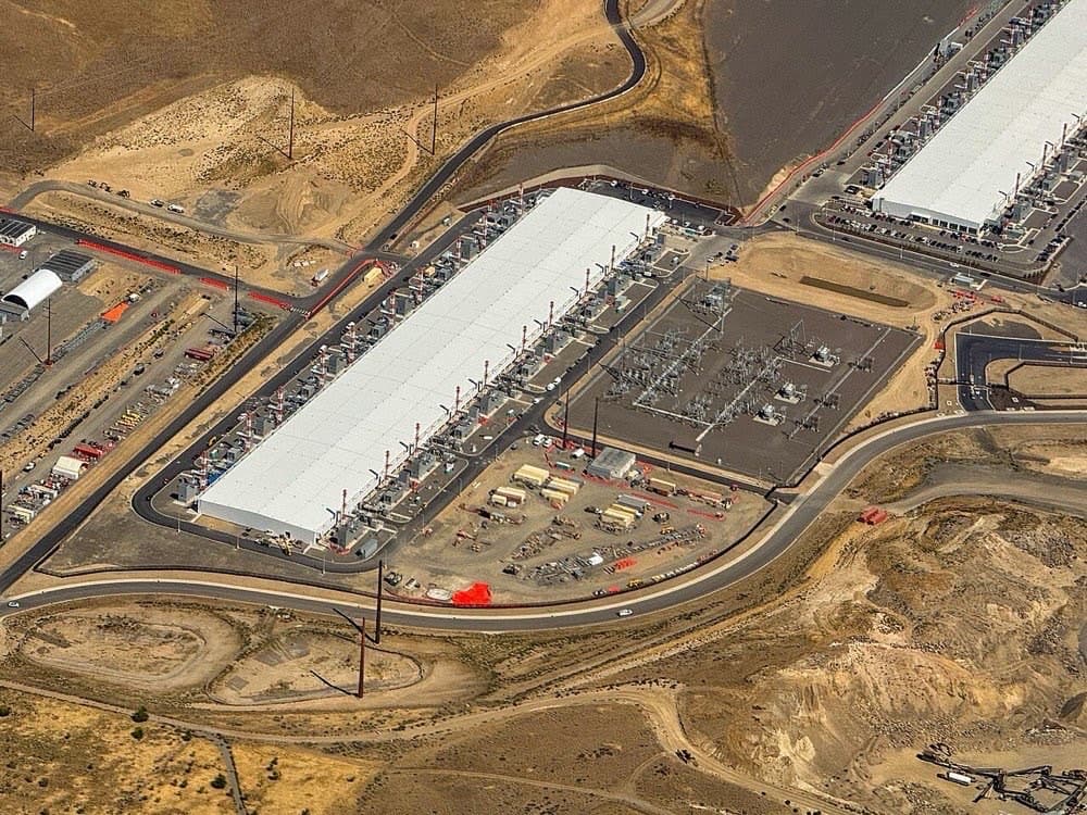 Microsoft Azure ma'lumot markazlari (Vashington shtati). Bulut — Nadella davridagi o'sishning asosiy dvigateli.