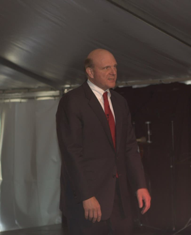 Steve Ballmer — Microsoft rahbari (2000–2014). Uning davrida foyda o'sdi, lekin kompaniya mobil inqilobni boy berdi.