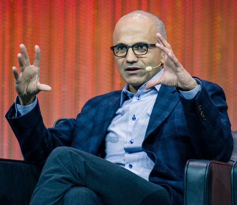 Satya Nadella — 2014-yildan Microsoft rahbari. Uning davrida kompaniya bulut va sun'iy intellekt orqali qayta tug'ildi.