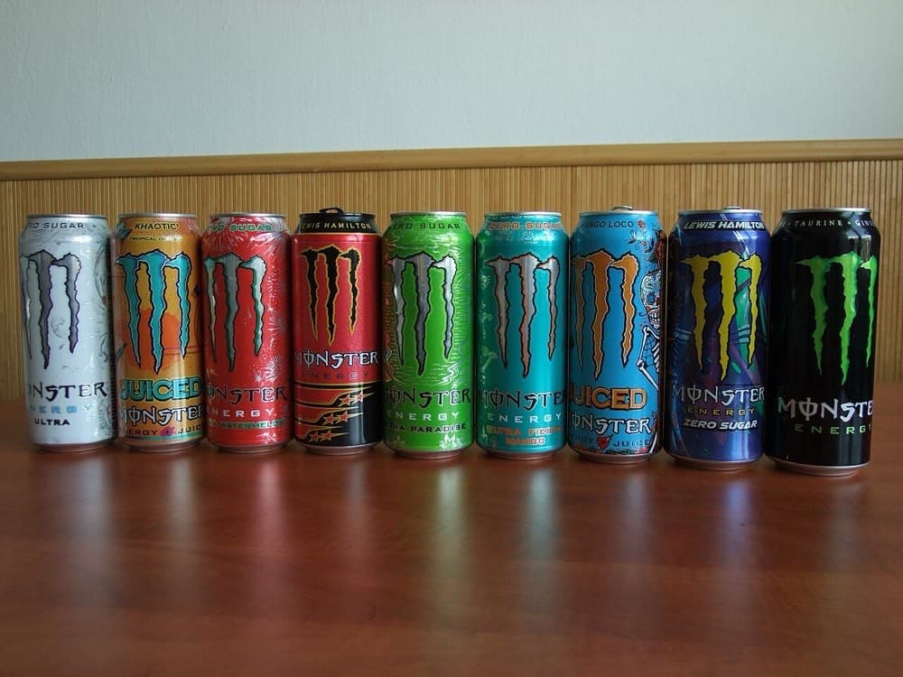 Monster Energy bankalari. Ikki barobar katta hajm va o'ziga xos "tirnoq" belgisi brendni tez tanitdi.