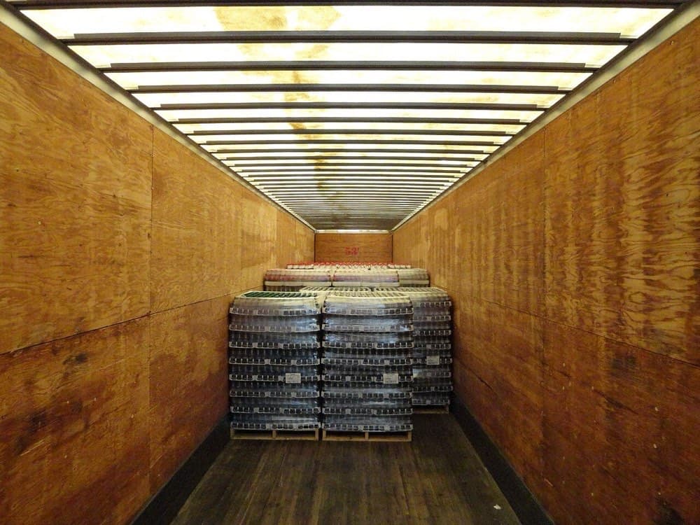 Coca-Cola shishalash kompaniyasining yuk mashinasi. 2015-yildan Monster ichimliklari ham shu tarmoq orqali tarqatiladi.