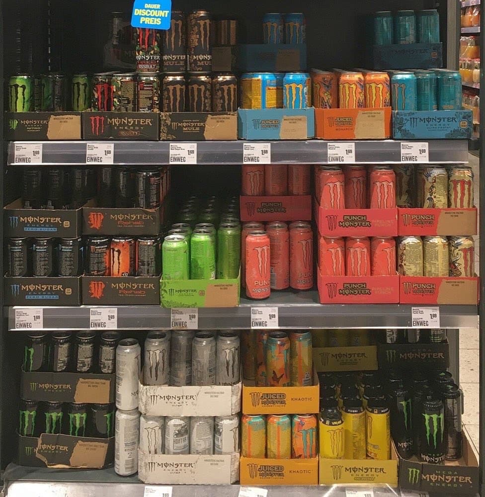 Supermarket peshtaxtasidagi Monster ichimliklarining o'nlab turlari.