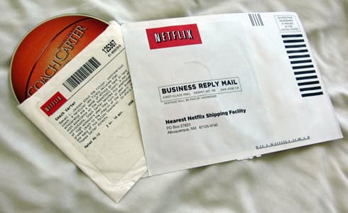 Netflix'ning mashhur qizil konverti. Kompaniya yillar davomida DVD'larni shunday konvertlarda jo'natgan.