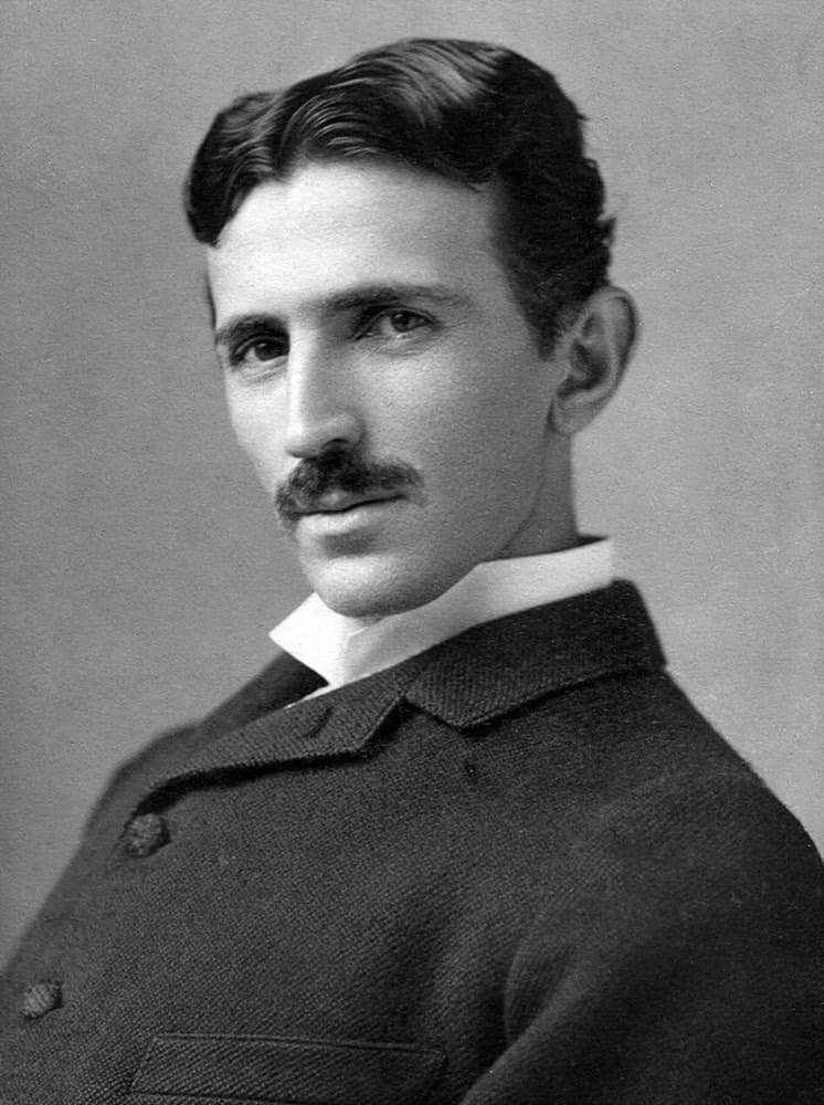 Nikola Tesla (taxminan 1890) — buyuk ixtirochi. Nikola kompaniyasi uning ismi bilan atalgan.