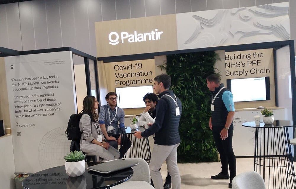 Palantir stendi Britaniya sog'liqni saqlash tizimi (NHS) konferensiyasida (2022). Kompaniya NHS bilan yirik shartnomaga ega.