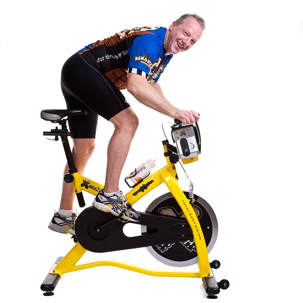 Oddiy trenajyor-velosiped. Peloton unga ekran, internet va jonli murabbiylarni qo'shib, obuna biznesiga aylantirdi.