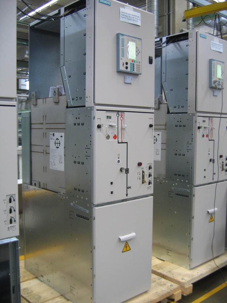 Zavodda sinovdan o'tayotgan o'rta kuchlanishli taqsimlash shkaflari (switchgear). Rasmda boshqa ishlab chiqaruvchining uskunasi — Powell shu turdagi mahsulot yasaydi.