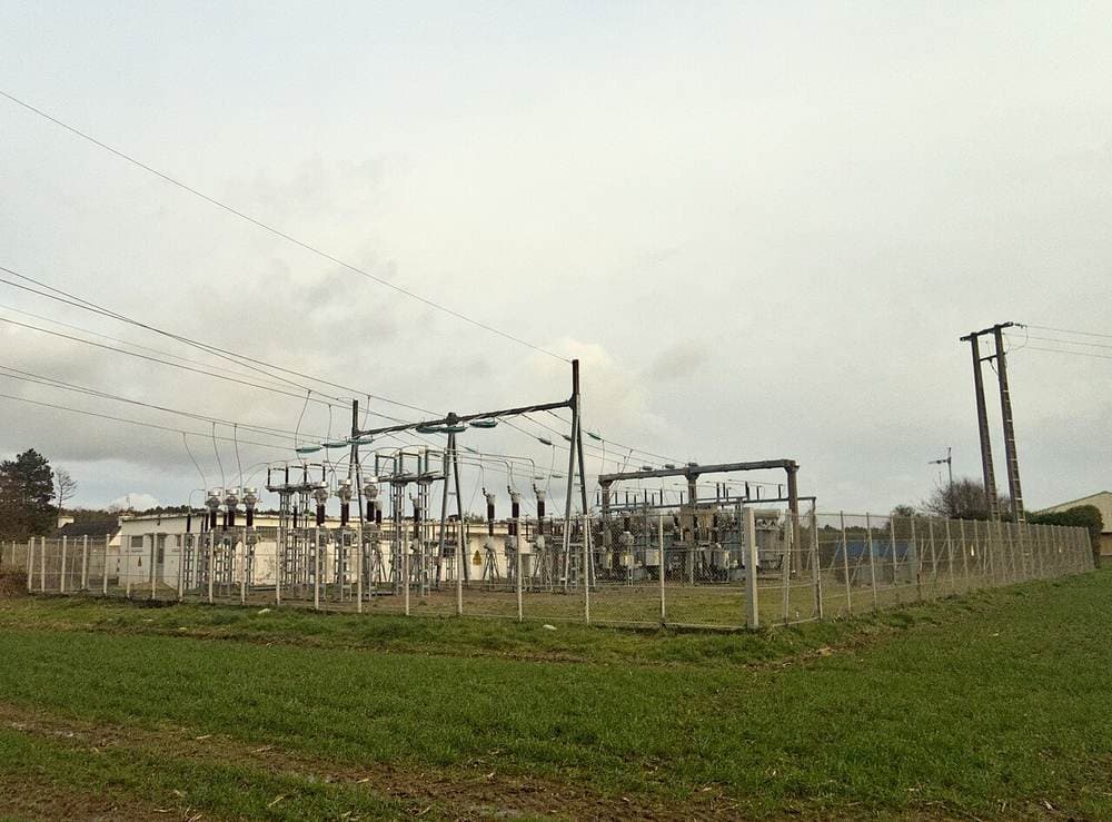 Yuqori kuchlanishli podstansiya. Elektr tarmoqlari 2022-yilda Powell sotuvlarining taxminan to'rtdan bir qismini bergan.