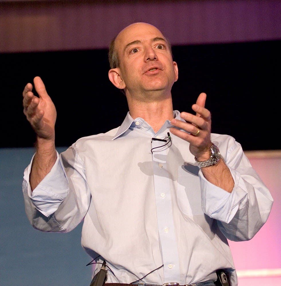 Jeff Bezos 2005-yilda. Uning aksiyadorlarga yozgan xatlari "uzoq muddatli fikrlash" ning darsligiga aylangan.