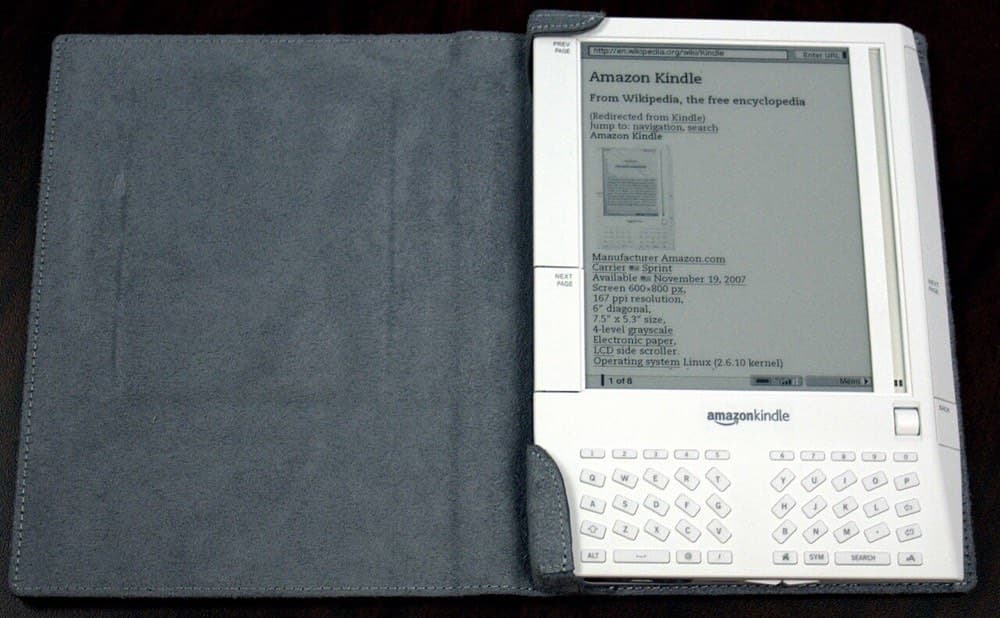 Birinchi avlod Kindle (2007). Kitob do'koni bo'lib boshlangan Amazon kitobning o'zini ham raqamlashtirdi.