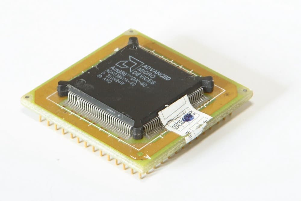 AMD Am386 protsessori. Intel bilan sud jarayoni davomida AMD o'z chiplarini mustaqil loyihalashni aynan shu davrda o'rgandi.
