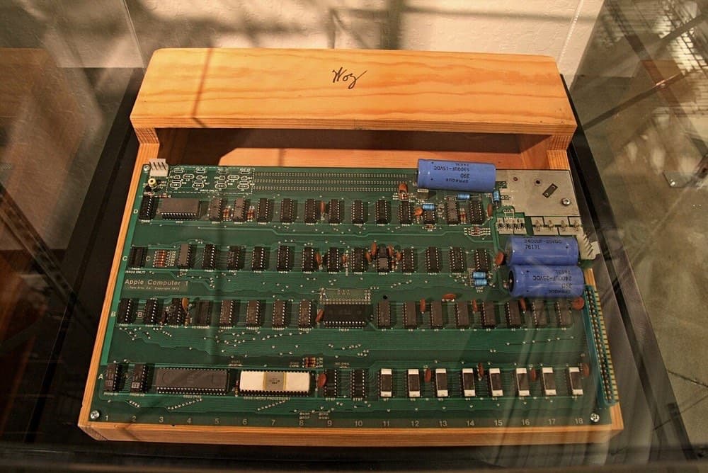 Apple I — Wozniak qo'lda yig'gan birinchi Apple kompyuteri (Kompyuter tarixi muzeyi). Ko'pchilik xaridorlar unga yog'och korpusni o'zlari yasashgan.