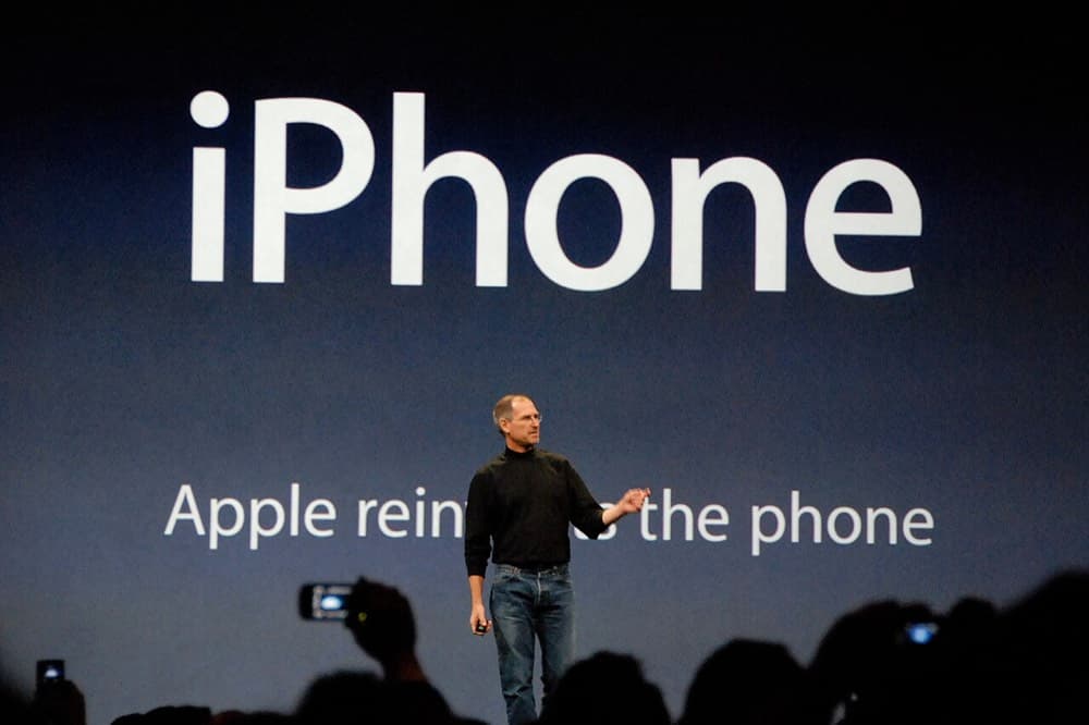 Steve Jobs birinchi iPhone'ni taqdim etmoqda (Macworld, 2007-yil yanvar).