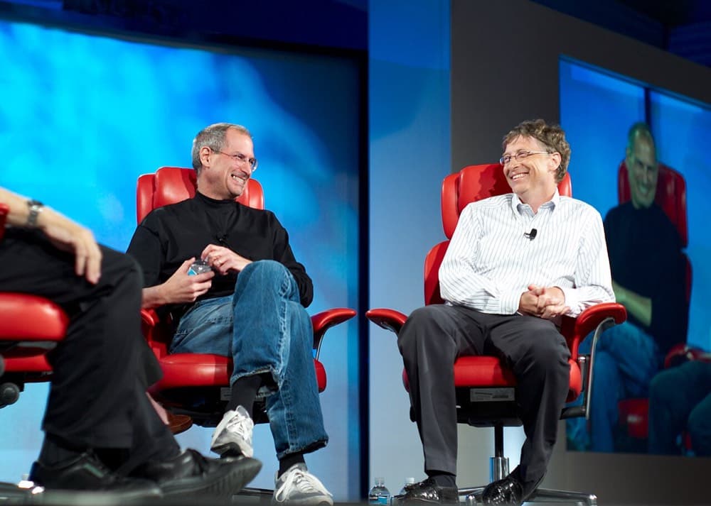 Steve Jobs va Bill Gates 2007-yilda bitta sahnada. Ular o'n yillar raqib bo'lgan, lekin 1997-yildagi Microsoft sarmoyasi Apple'ga nafas oldirgan.