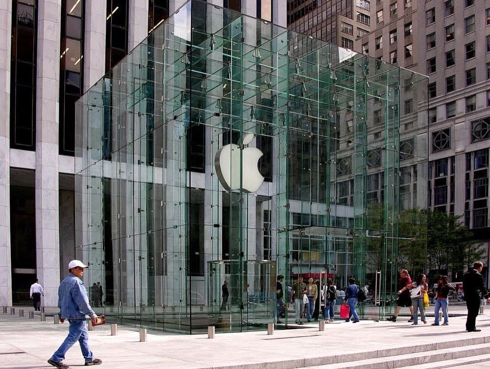 Nyu-Yorkdagi Apple Fifth Avenue do'konining shisha kubi. Apple do'konlari brendni mahsulotdan kam bo'lmagan darajada mustahkamlagan.