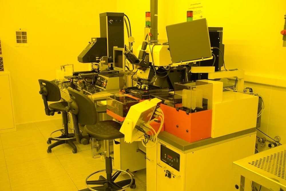Laboratoriyadagi oddiy litografiya uskunalari. ASML mashinalari shu g'oyaning sanoat miqyosidagi, ming barobar murakkab ko'rinishi.