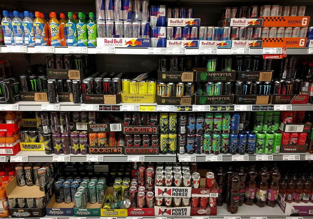 Supermarketdagi energetik ichimliklar javoni. Bu bozorda kim ko'proq muzlatgich va peshtaxtaga ega bo'lsa, o'sha yutadi.