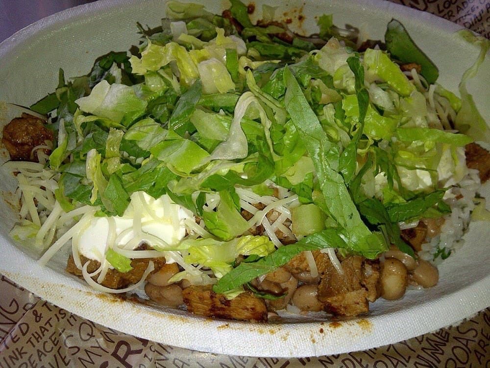 Chipotle'ning burrito bowl'i. Qisqa menyu va mijoz ko'z oldida yig'iladigan taom — kompaniyaning 30 yillik formulasi.