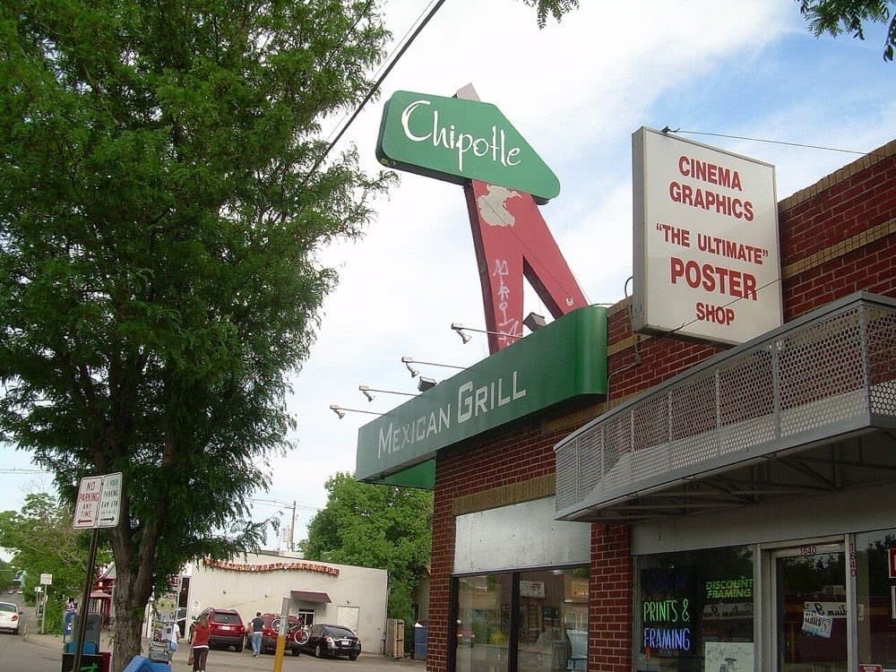 Denverdagi birinchi Chipotle (1993) — sobiq muzqaymoq do'koni binosida, Denver universiteti yonida.