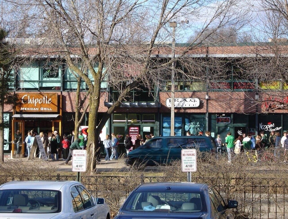 Chipotle oldidagi navbat (Michigan). Kompaniya o'n yil davomida restoran savdosini muntazam oshirib bordi.